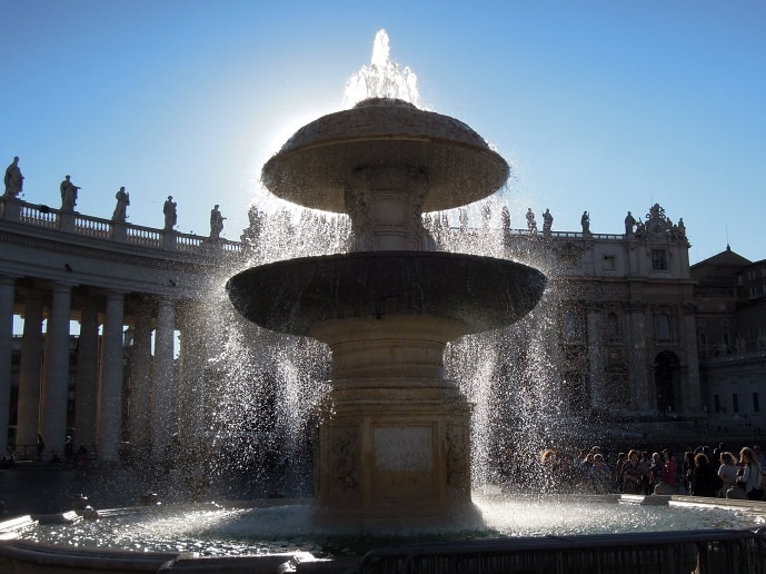 Brunnen am Petersplatz in Rom / Anna Kirchengast